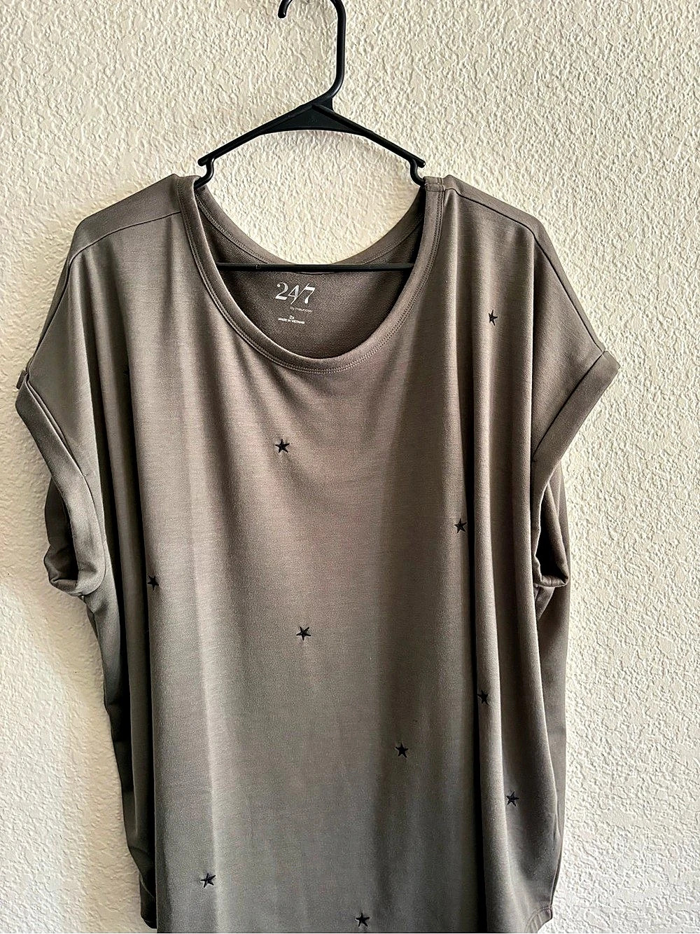 24/7 by Mara&co Star Print Short Sleeve Top Size 2X Like New